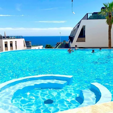 13 Iconic Vista Playa Апартаменти *